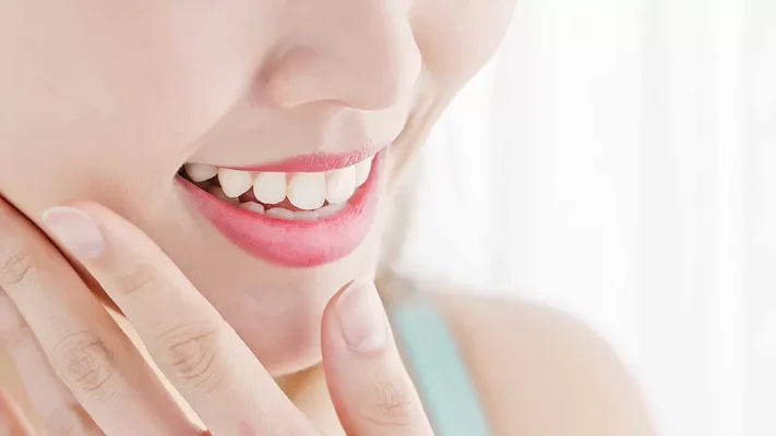 Răng sứ thẩm mỹ có màu sắc rất tự nhiên như răng thật