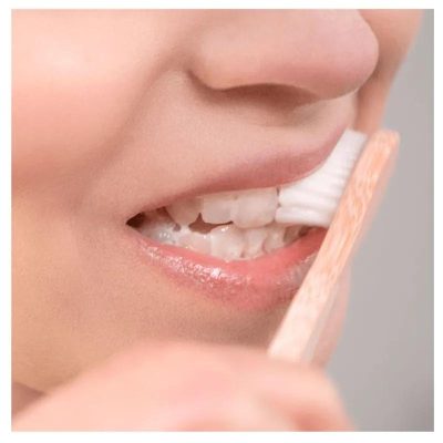 Bọc răng sứ giữ được bao lâu? Bí quyết giúp răng sứ bền đẹp 15–20 năm 5 Đánh răng ký sau khi làm răng sứ giúp răng bền đẹp dài lâu