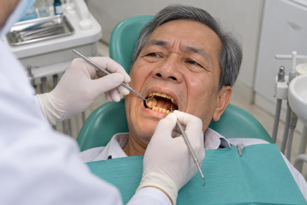 Khám răng cho bệnh nhân lớn tuổi - Bọc răng sứ mấy răng là đẹp, 6-8-hay10