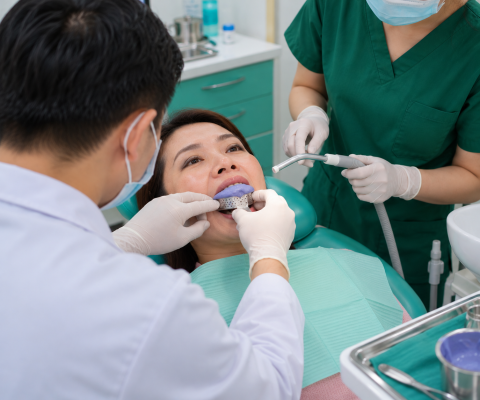 Lấy dấu răng cho khách hàng tại nha khoa để khắc phục trường hợp răng sứ bị hở cổ