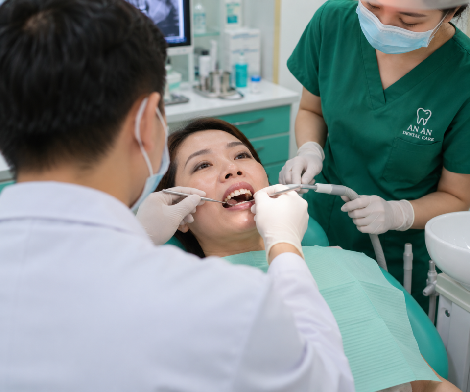 khám răng cho khách có răng sứ bị hở cổ tại Nha khoa An An